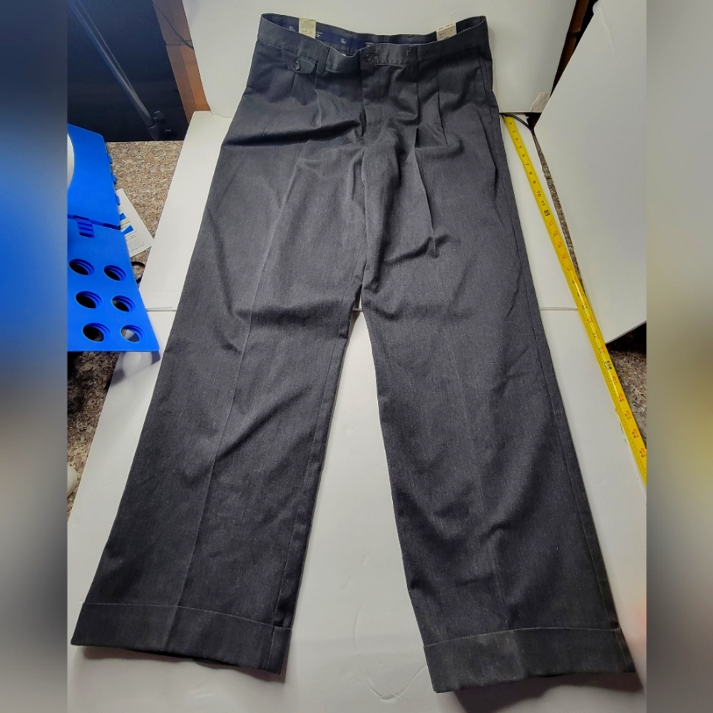 Dockers Gray loose fit pleated cuffed 38x32 pantsOriginal khaki/No wrinkle twil